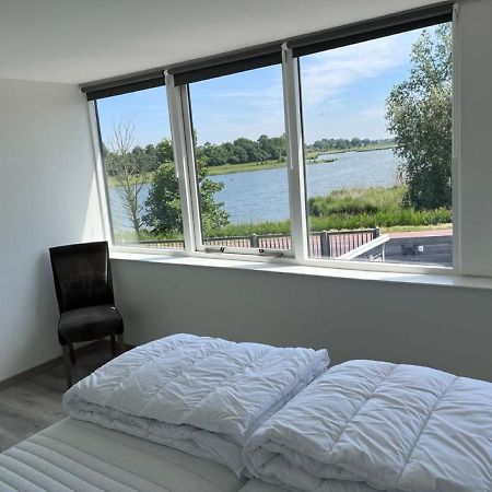 Comfortabele Woning Met Omheinde Tuin Aan Water Voor 12 P Oostburg Exterior foto